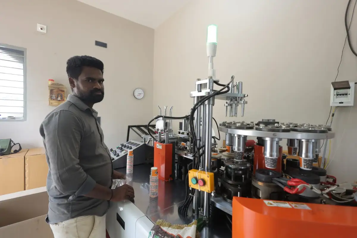 Automatic paper cup forming machine running tea paper cups